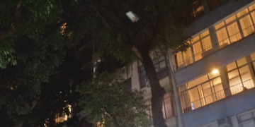 Lâmpadas de LED queimadas aumentam insegurança em trecho movimentado de Copacabana