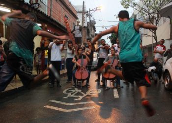 Escola Popular de Comunicação Crítica reabre inscrições para jovens de favelas no Rio