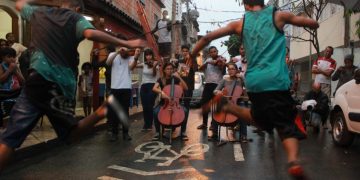 Escola Popular de Comunicação Crítica reabre inscrições para jovens de favelas no Rio