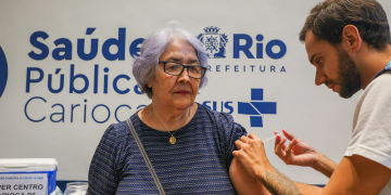 Rio inicia vacinação contra cepa LP8.1 da Covid-19 para idosos e gestantes