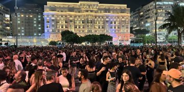 Show de Shakira em Copacabana sofre atraso de mais de uma hora devido a problema pessoal
