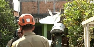 Avião de pequeno porte cai sobre residência em Nova Iguaçu e piloto morre no local