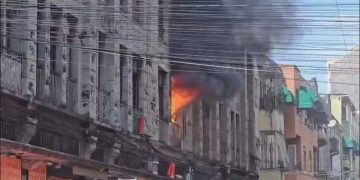 Incêndio atinge primeiro andar de prédio na Rua General Caldwell, no Centro do Rio