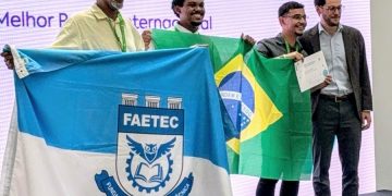 Estudantes brasileiros criam maca controlada por voz e vencem prêmio internacional