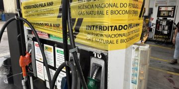 Posto no Rio é interditado por fraude eletrônica que manipula volume de combustível
