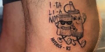 Influenciador de Niterói faz tatuagem criativa homenageando o “italiano” local e viraliza nas redes