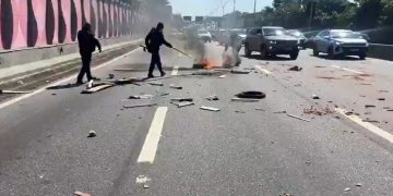 Linha Vermelha fica parcialmente interditada após manifestação e é liberada parcialmente