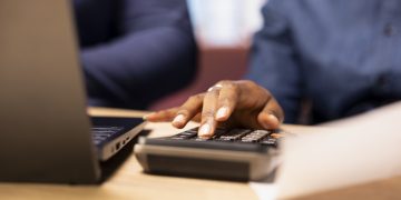 Recifeira lança plataforma que oferece análise financeira e comparação de empresas