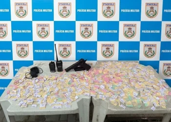 Polícia apreende 860 papelotes de cocaína em operação no bairro Bosque Fundo, em Maricá