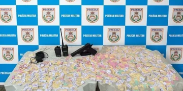 Polícia apreende 860 papelotes de cocaína em operação no bairro Bosque Fundo, em Maricá