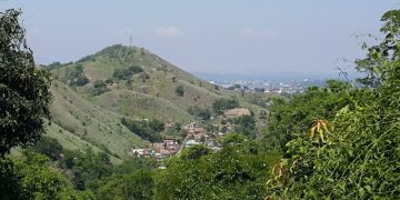 Polícia Militar realiza operação contra o tráfico no Morro do Castro, em São Gonçalo