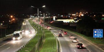 Mulher morreu atropelada por dois veículos na BR-101, em Rio Bonito