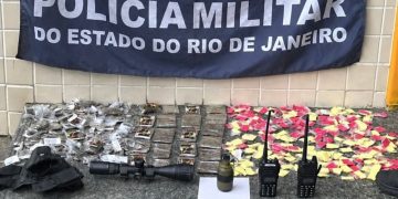 Polícia Militar de Niterói apreende drogas, rádios e equipamento tático na Comunidade da Brasília