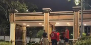 Torcida do Flamengo cobra Carrascal em frente ao condomínio do jogador após expulsões