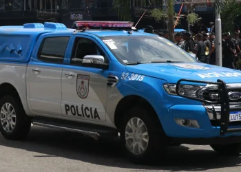 Polícia mata dois suspeitos em troca de tiros e apreende armas, drogas e rádios em São Gonçalo