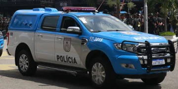 Polícia mata dois suspeitos em troca de tiros e apreende armas, drogas e rádios em São Gonçalo