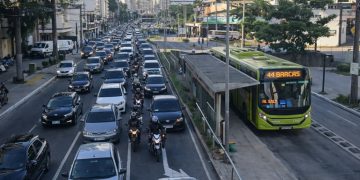 Trânsito em Niterói: fluxo intenso devido à dependência da Ponte Rio-Niterói e crescimento regional