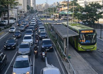 Manhã de trânsito intenso em Niterói e Rio de Janeiro devido a acidentes, retenções e obras