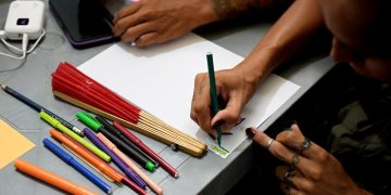 Projeto social no Rio oferece atividades artísticas para fortalecer pessoas em situação de rua
