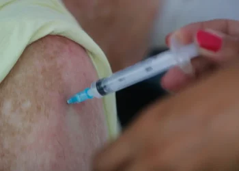 Vacinação contra a gripe é retomada no Rio após reposição de estoques