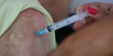Vacinação contra a gripe é retomada no Rio após reposição de estoques