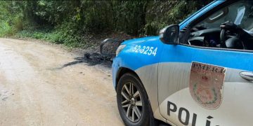 Corpo carbonizado é encontrado na Estrada do Muriqui Pequeno, em Niterói