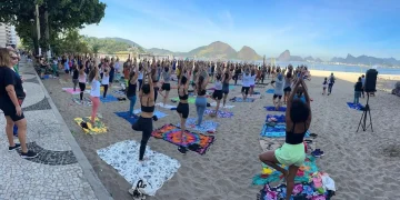 Niterói promove aula de yoga gratuita na Praia de Icaraí em celebração ao Dia das Mães
