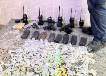 Polícia prende cinco suspeitos e apreende armas em operação na comunidade da Palmeira, Niterói