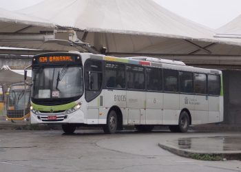 Greve dos rodoviários no Rio mantém 50% da frota e provoca longas filas, obras de mediação aguardam.