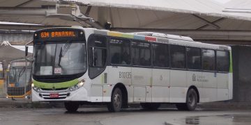 Greve dos rodoviários no Rio mantém 50% da frota e provoca longas filas, obras de mediação aguardam.