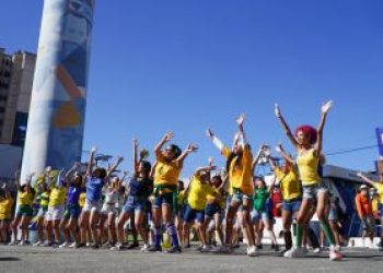 Cerca de 40 alunos do CRIA SG realizam flashmob com tema Copa do Mundo na Praça Doutor Luiz Palmier