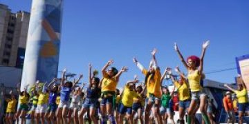 Cerca de 40 alunos do CRIA SG realizam flashmob com tema Copa do Mundo na Praça Doutor Luiz Palmier