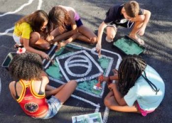 Crianças participam de pintura de ruas para celebrar Copa do Mundo em São Gonçalo