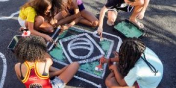 Crianças participam de pintura de ruas para celebrar Copa do Mundo em São Gonçalo