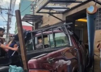 Caminhonete atinge entrada de colégio em São Gonçalo após motorista passar mal