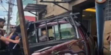 Caminhonete atinge entrada de colégio em São Gonçalo após motorista passar mal