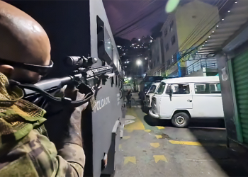 Operação policial na favela Santa Marta prende 3 e mira facção ligada ao CV