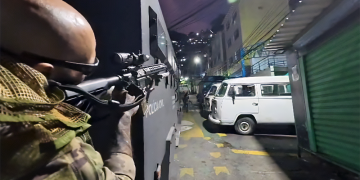 Operação policial na favela Santa Marta prende 3 e mira facção ligada ao CV