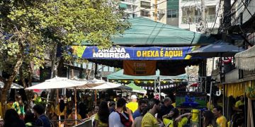 Torcida em Niterói acompanha jogo do Brasil contra Japão na Copa 2026