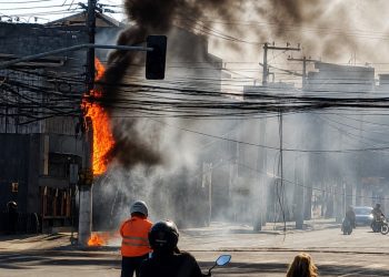 Incêndio em poste causa interdição parcial na rua Benjamin Constant, em Niterói