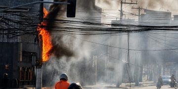Incêndio em poste causa interdição parcial na rua Benjamin Constant, em Niterói