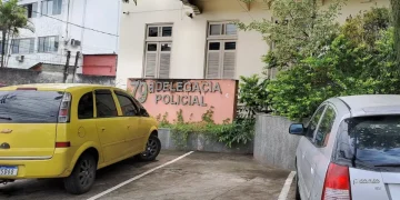 Homem é preso por manobras perigosas em frente a escola em Niterói