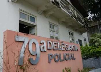 Homem é preso em Niterói por manobras perigosas em frente a escola durante operação policial