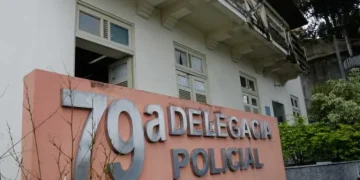 Homem é preso em Niterói por manobras perigosas em frente a escola durante operação policial