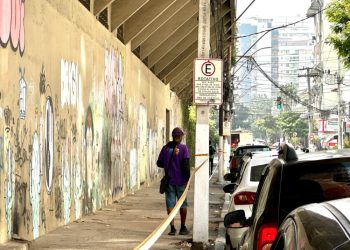 Interdição do Estádio Caio Martins por risco estrutural é ignorada por pedestres e serviços