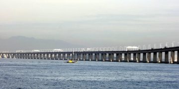 Trânsito intenso na manhã de segunda-feira nos acessos à Ponte Rio-Niterói, com lentidão nas principais vias