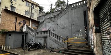 Escadaria no centro de Niterói interditada por risco de desabamento e resistência insegura
