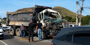Acidente na RJ-106 provoca lentidão na manhã de terça-feira, afetando trânsito na região