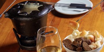 Fondue ganha destaque na temporada de inverno em restaurente na Freguesia, RJ