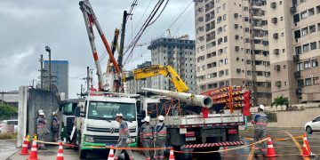 Acidente com caminhão-cegonha causa lentidão e falta de energia na região de Niterói